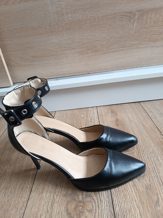 Czarne czółenka z paskiem