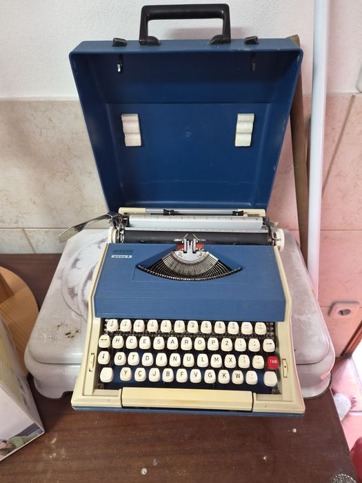 Máquina de escrever Messa 2000S
