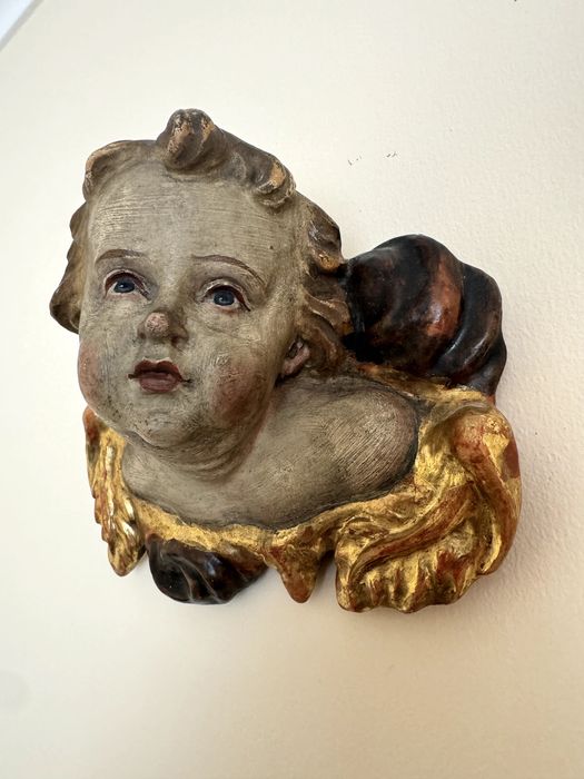 Cabeça de anjo alada em estilo barroco, século XX