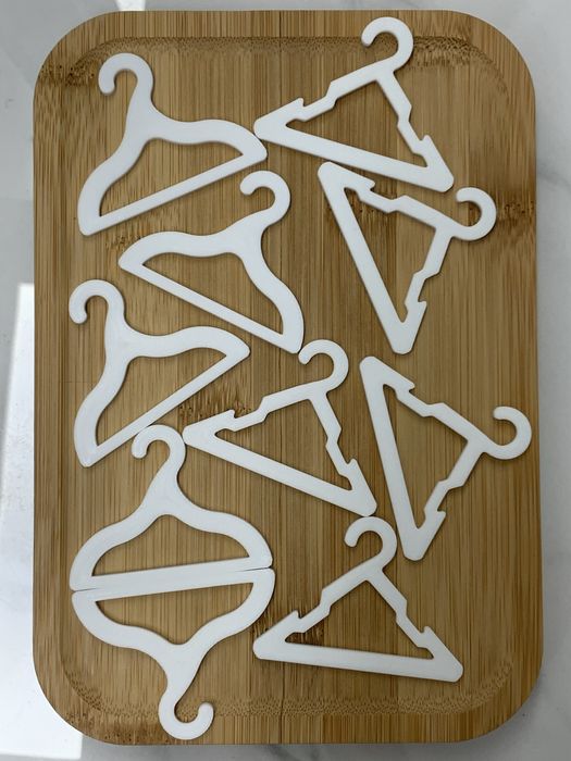 Wieszaki na ubranka dla lalek rainbow high biale 10 sztuk accessories