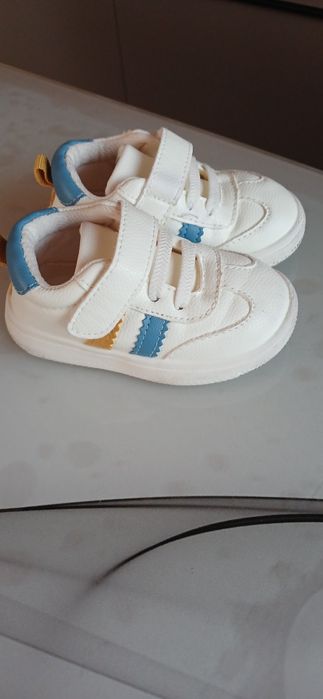 Білі кросівки. 16 розмір.