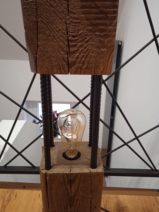 Lampa stojąca loft ze starej belki.