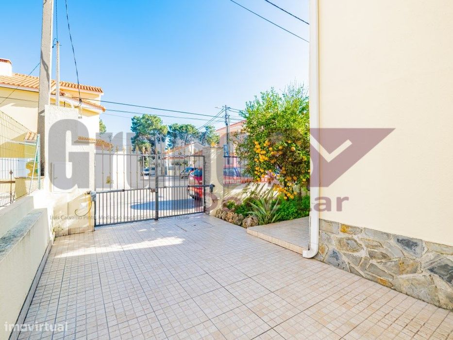 Moradia Isolada T5 com Garagem e anexo em Quinta do Conde