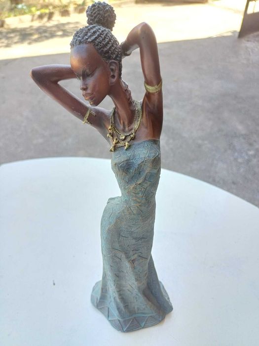 Estatueta muito elegante ,com figura feminina, estilo mulher africada - Peça rara
