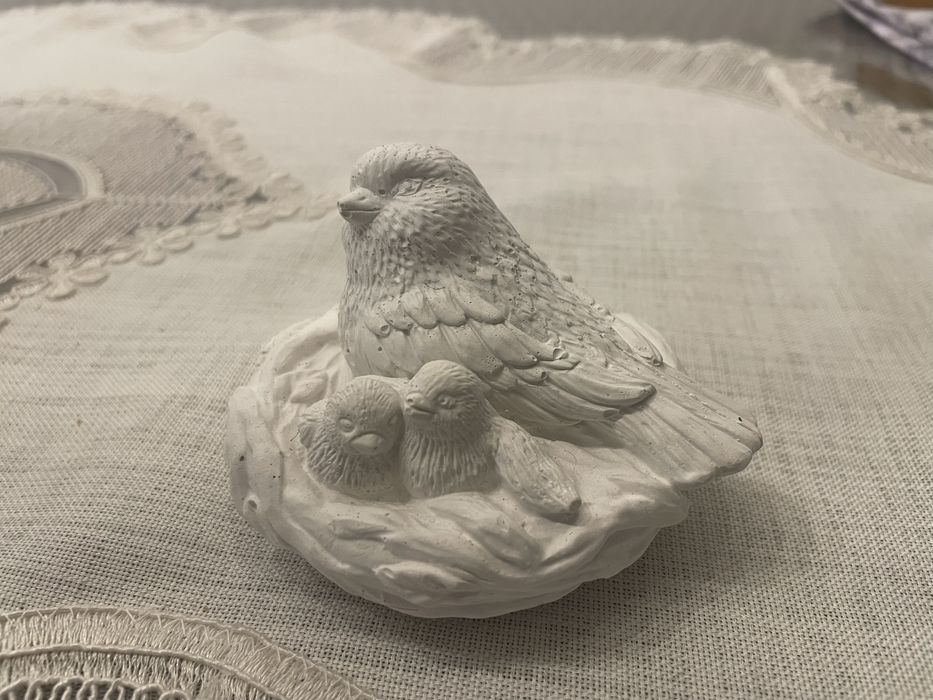 Статуетка пташка-мама з пташенятами в гнізді