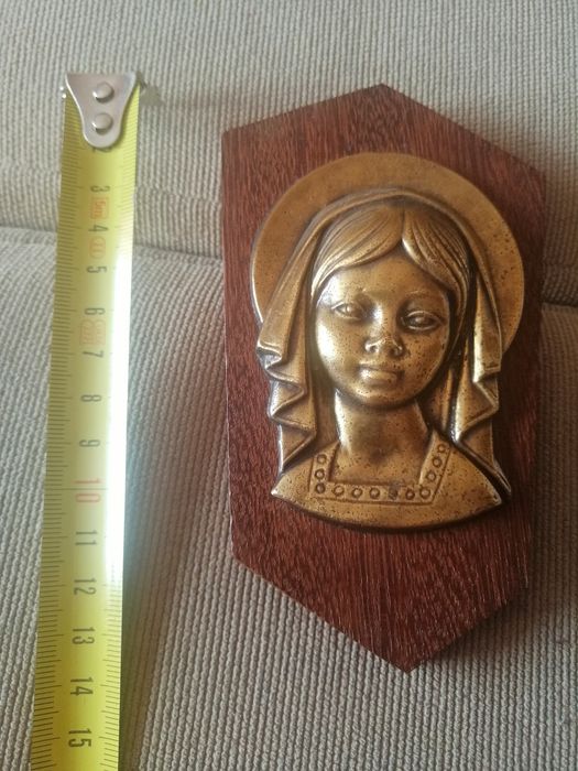 Quadro de madeira e metal com figura religiosa em alto-relevo