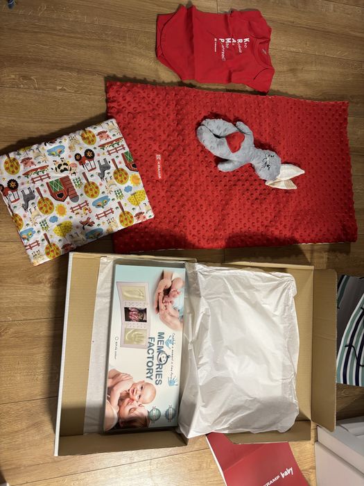 Zestaw prezent dla niemowlaka noworodka ramka do odcisku rączki nóżki