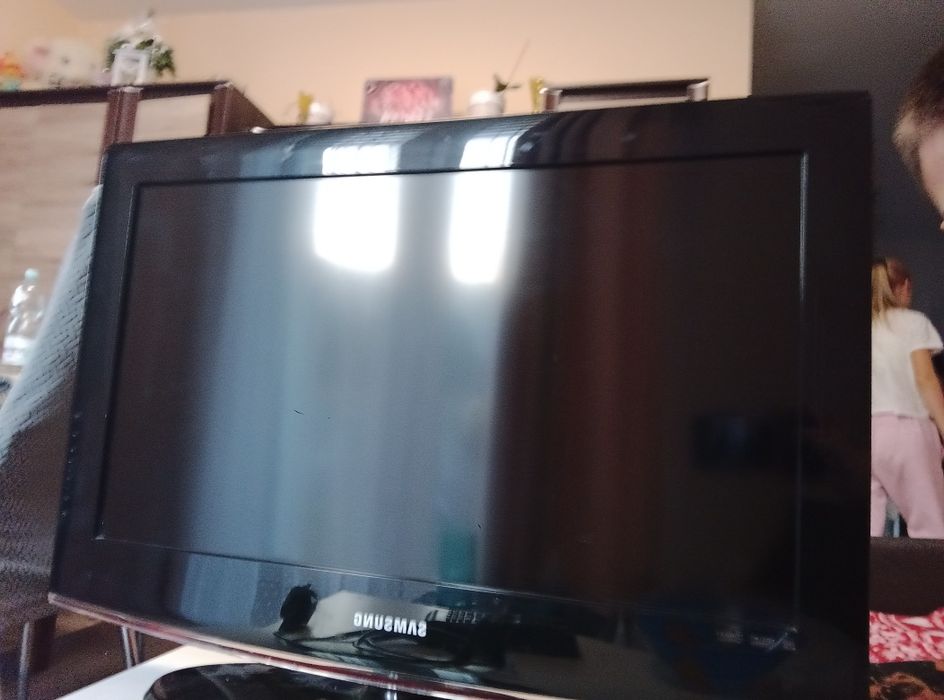 Telewizor Samsung model l e 28B 45 0 C4 w