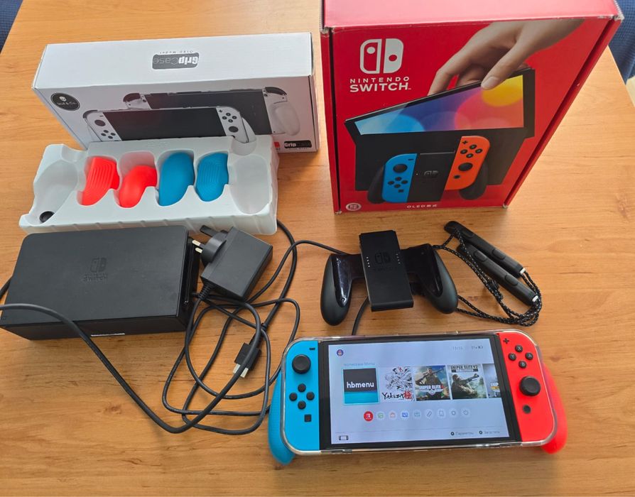 Nintendo Switch OLED 64 ГБ + microSD 256 ГБ + чехол + все игры.