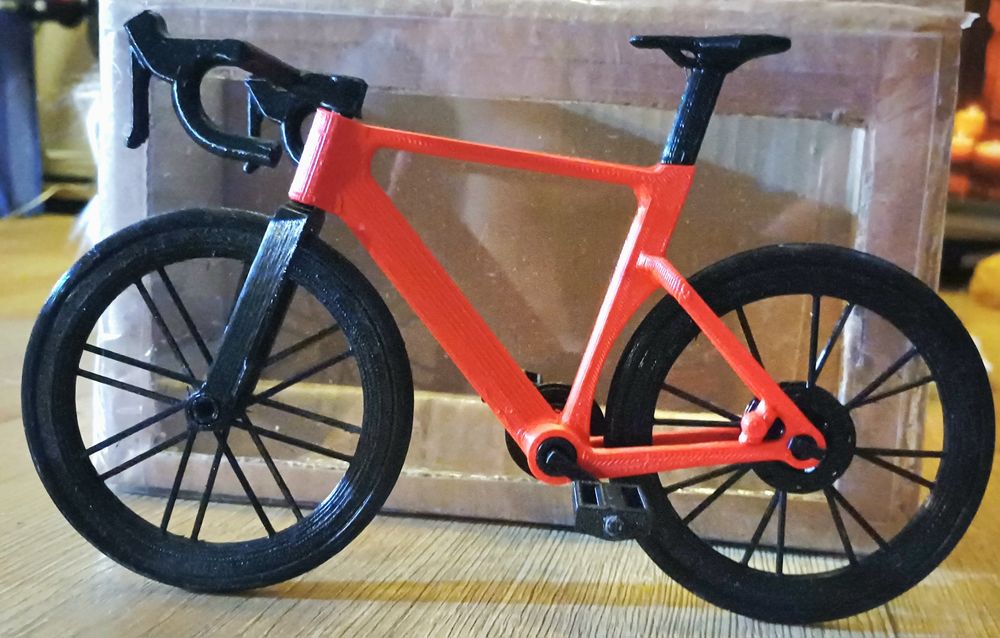 Rower miniatura druk 3D czerwona rama