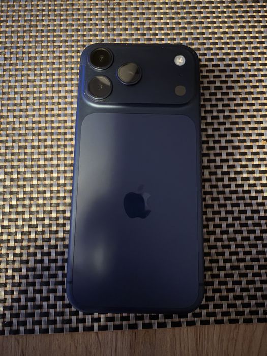iPhone 17 pro max sierra blue, gwarancja, bardzo dobry stan, etui i szkło gratis.