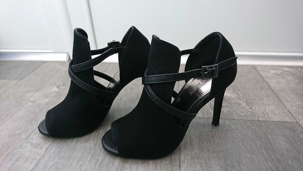 Босоніжки,ботильони Некст 36 розмір,з відкритим носком та вирізами