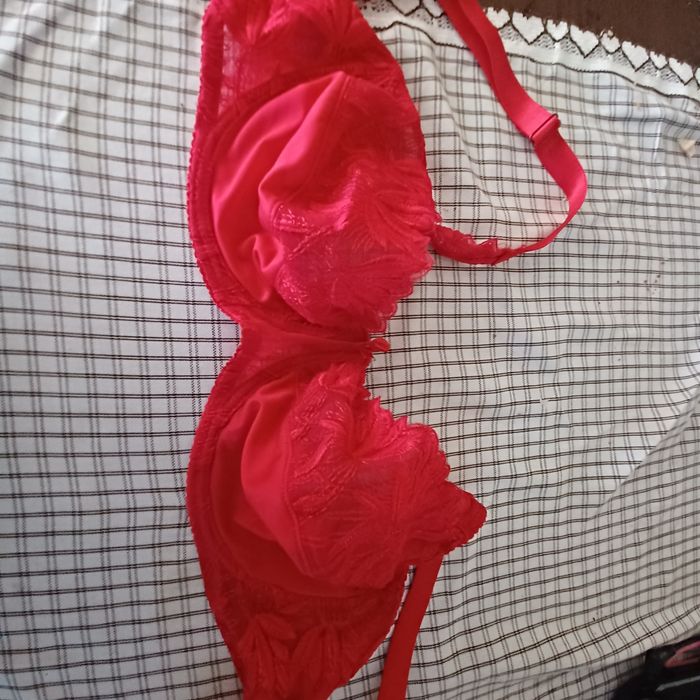 Czerwony biustonosz damski rozmiar 90c