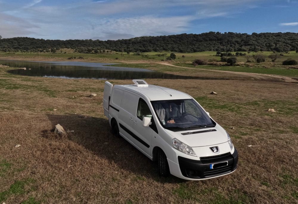 Peugeot Expert, está montada como Campervan, mas facilmente fica como carrinha de carga