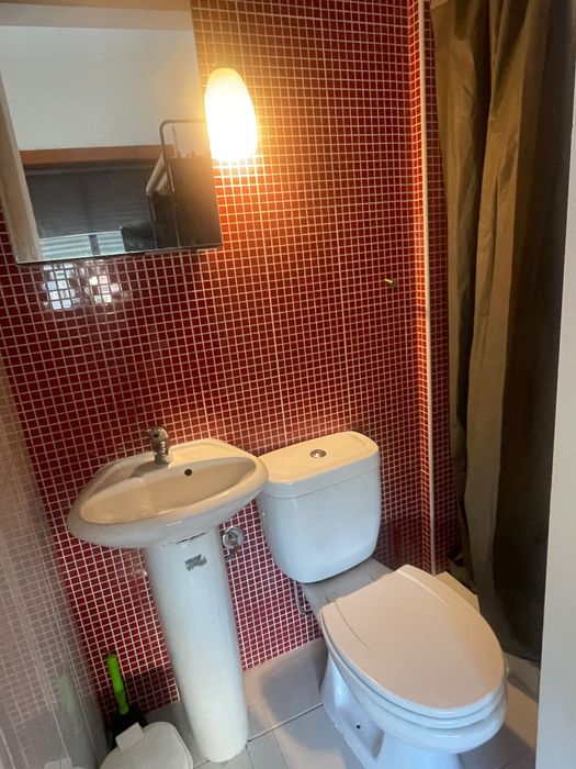 Quarto com instalação sanitária privativa