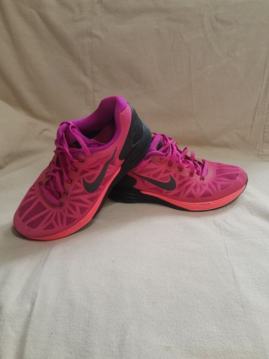Жіночі кросівки фірми nike