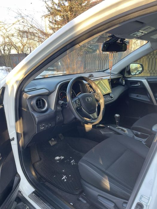 Продам авто Toyota Rav 4 без подкрасов и с родным пробегом