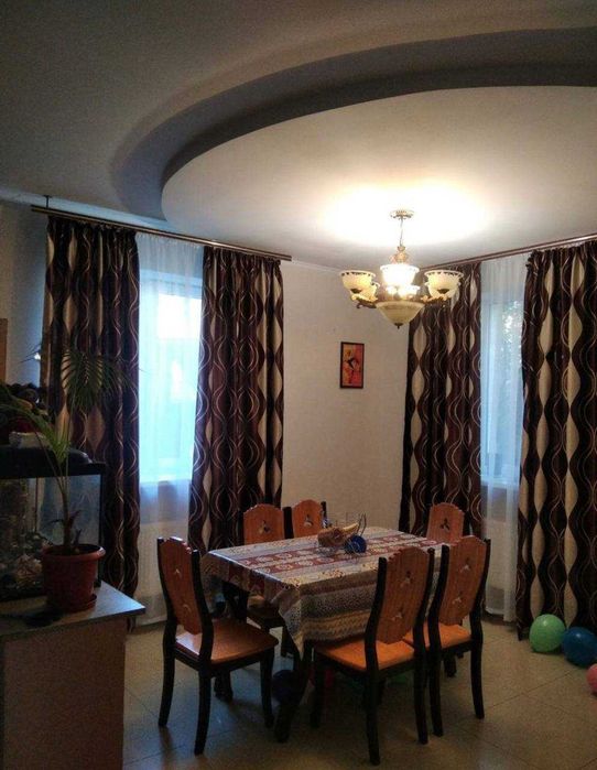 Гарний просторий будинок у передмісті Одеси