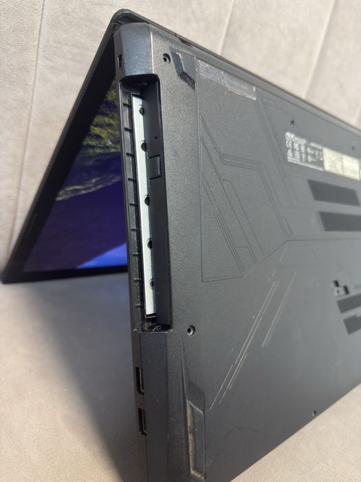 Asus FX753 (i7-7700HQ, GTX 1050, 8Gb, 256Gb)