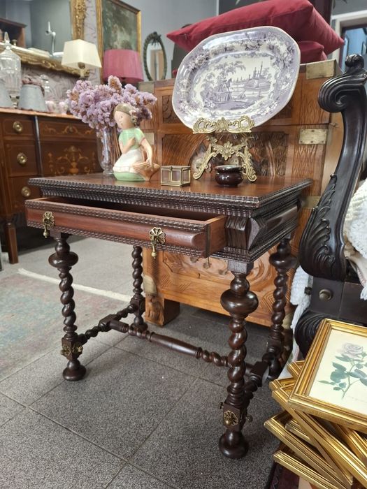 Mesinha de apoio antiga em madeira maciça.