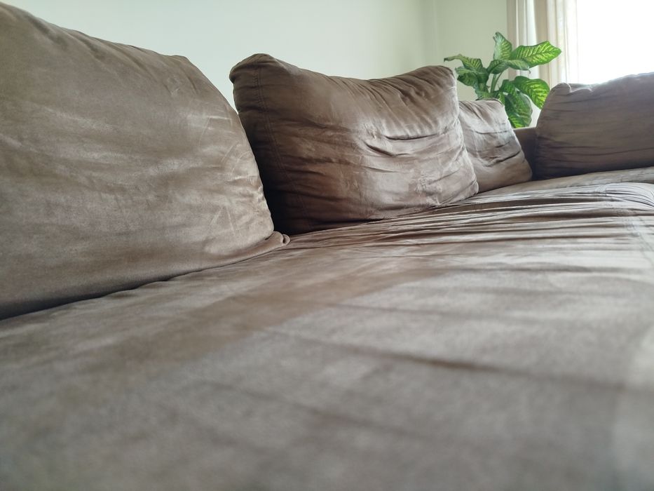 Sofá castanho com chaise longue