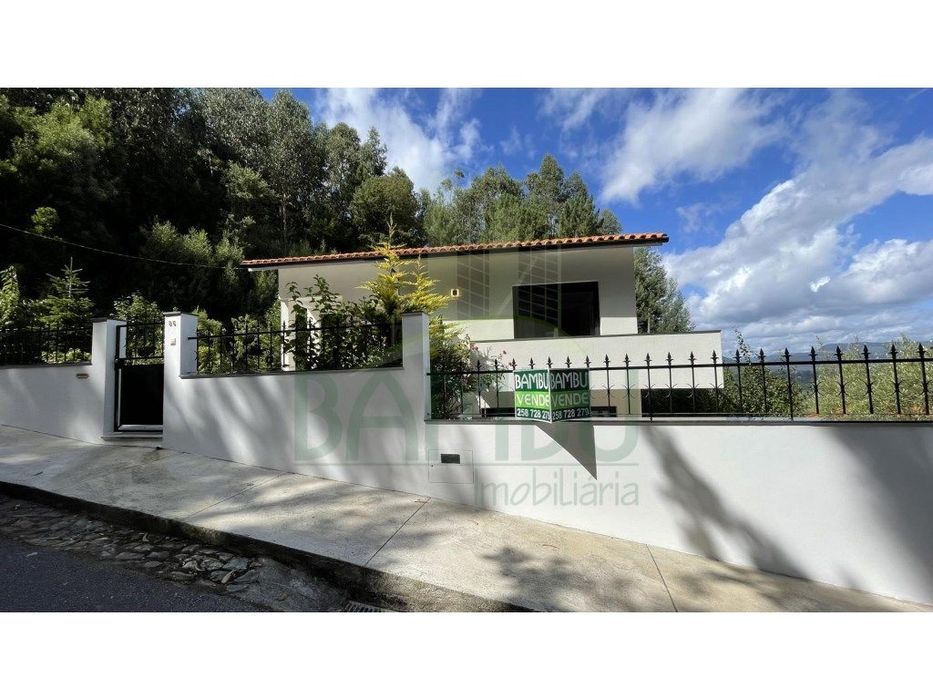Moradia T4 com jardim no alto do Coto da Pena.