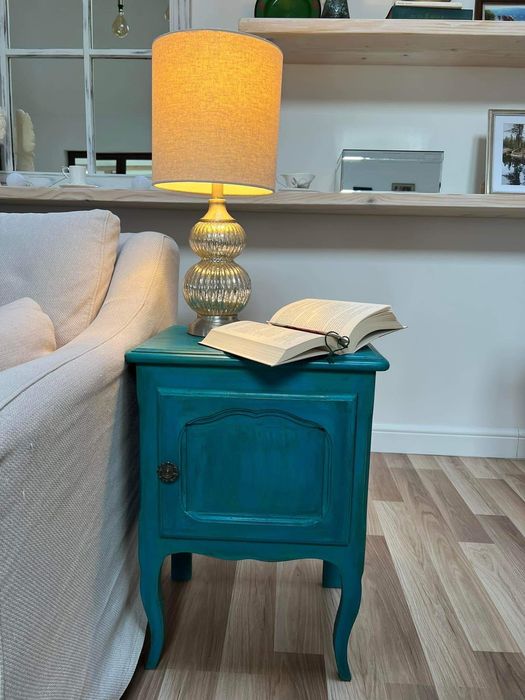 szafka nocna na nóżkach