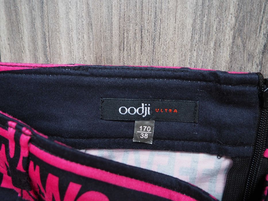 Oodji spódnica mini czarna w różowy print R. 38 (M)