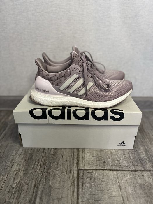 Жіночі бігові кросівки adidas ultraboost 1.0 w