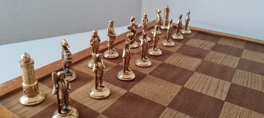 Tabuleiro de xadrez e damas com peças