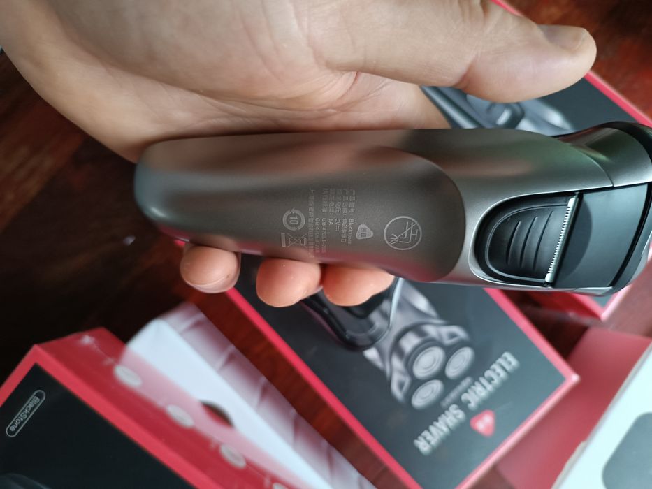 Бритва на три плавающиз лезвиях, есть нож для выравнивания висков