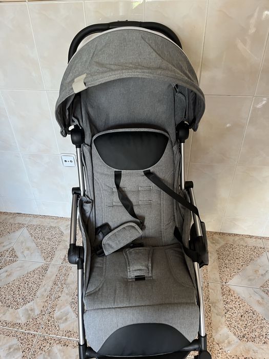 Carro chicco na cor cinza