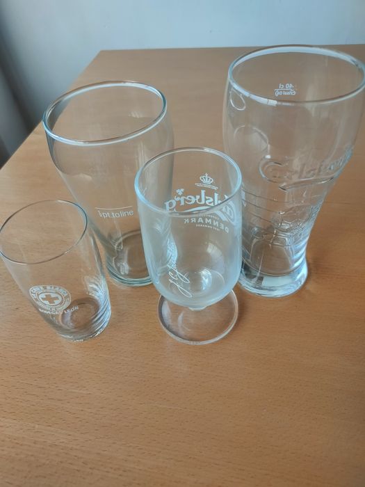 Conjunto de copos de cerveja para coleccionadores.