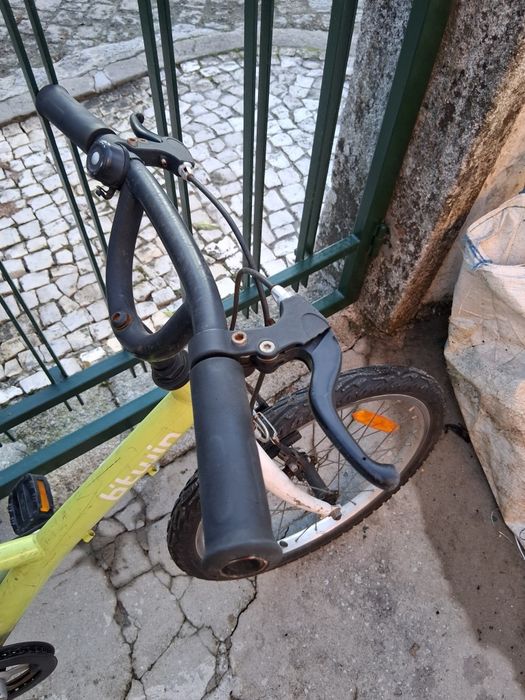 Bicicleta de criança em bom estado.
