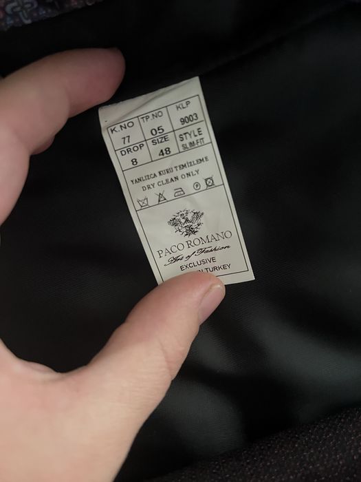 Костюм чоловічий одягнений два рази.