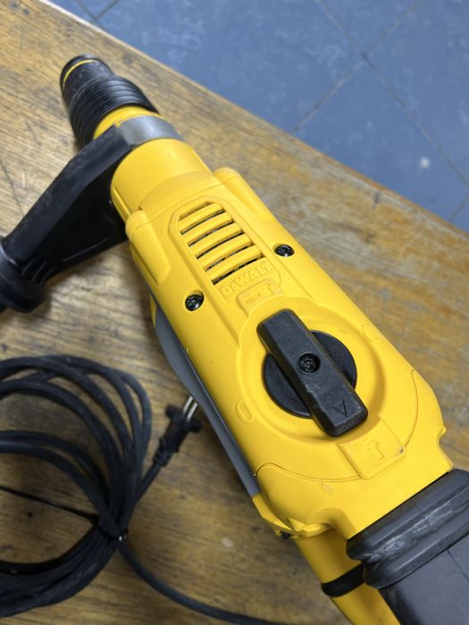 ПЕРФОРАТОР  SDS-MAX DEWALT D25614K  ( стан нового)
