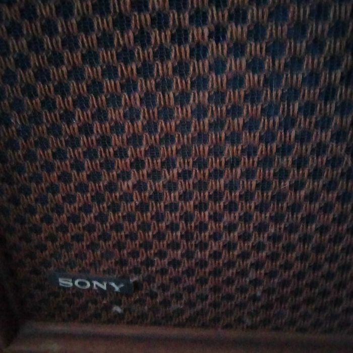 Rádio e Gira Discos Sony com duas colunas