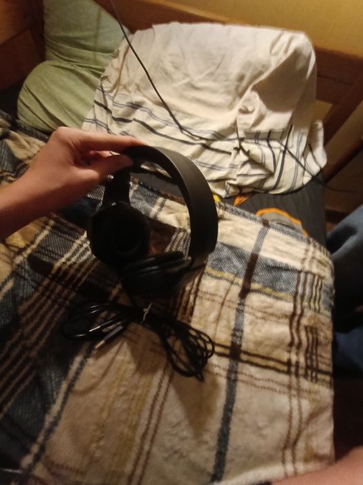 Черный наушники, проводные 190 см провод,2 разъема подключеные