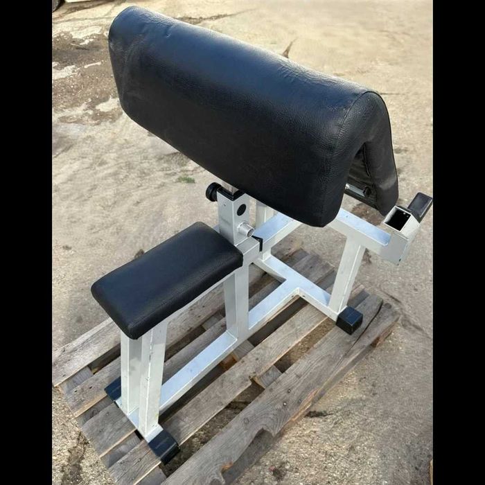 Modlitewnik do treningu mięśni bicepsów, Technogym