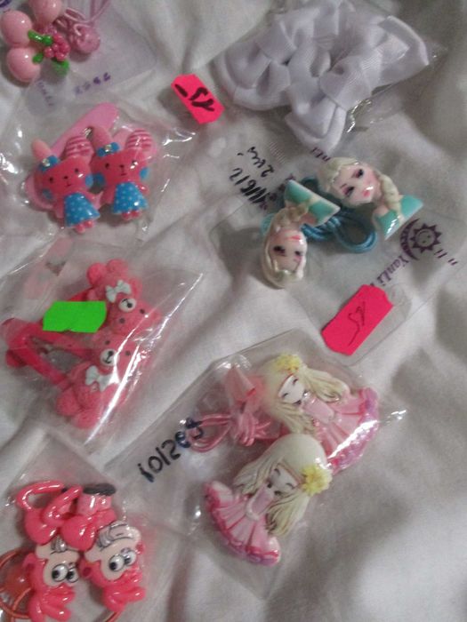 набор детских заколок и резинок