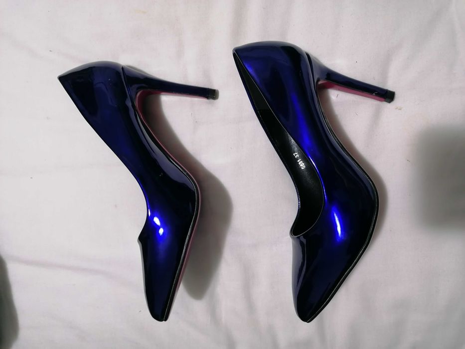 Sapatos azuis, com brilho