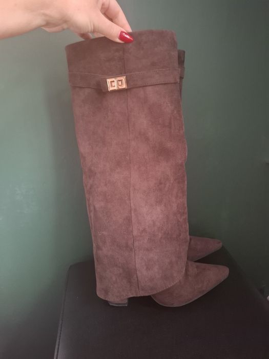 Zamszowe kozaki w kolorze czekoladowym