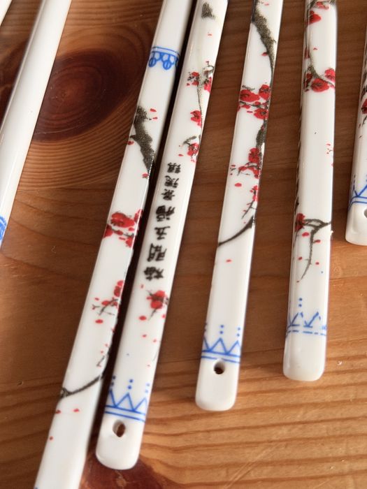 Ceramiczne pałeczki do sushi 7 sztuk + 4 podstawki