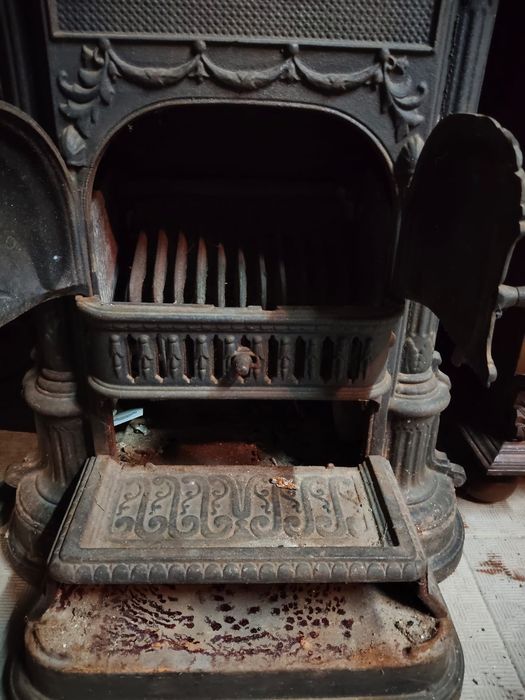 Salamandra antiga em ferro fundido