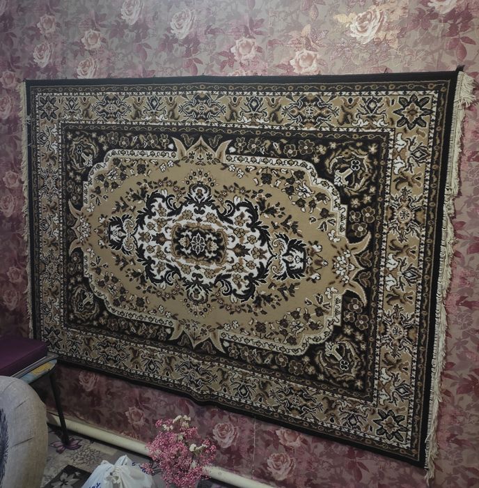 Килим на стіну або підлогу.