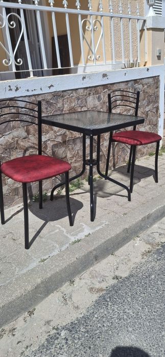Mesa de Vidro + 2 Cadeiras Estofadas (Vermelho) – Como Novo