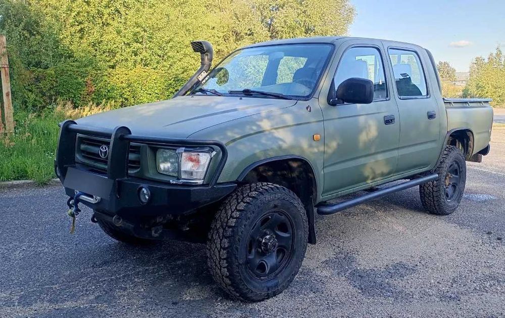 Разборка Toyota Hilux  бампер комплектний