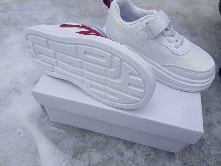 Продам кросівки нові для дівчинки 28 розмір