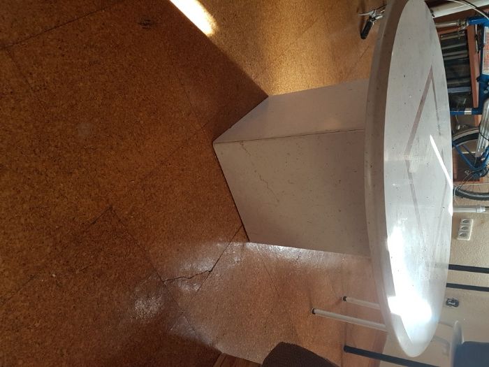 Aparador em pedra com espelho e mesa de centro