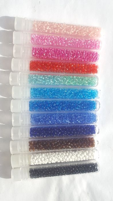 Missangas em tubos e expositor